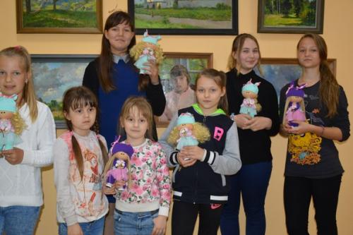 Куколка своими руками- такой благотворительный мастер класс, приуроченный ко дню защиты детей, прошел в музейно - выставочном комплексе РКДЦ. 06