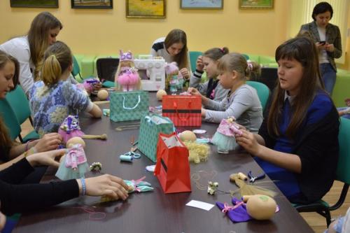 Куколка своими руками- такой благотворительный мастер класс, приуроченный ко дню защиты детей, прошел в музейно - выставочном комплексе РКДЦ. 02