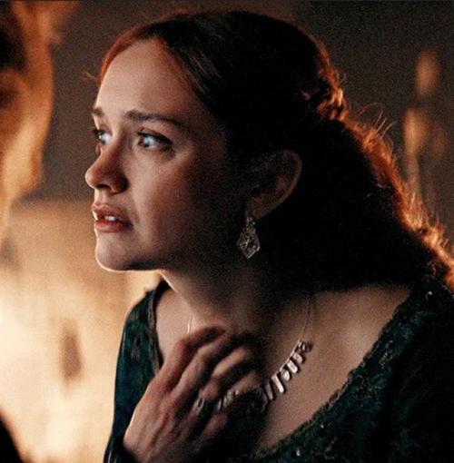 Меня очаровывает то, что алисента такая красивая и нарядная, как механизм выживания. 01