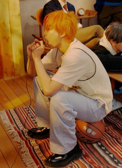 Theqoo Кай волосы в оранжевый цвет покрасил. 01 Theqoo Кай волосы в оранжевый цвет покрасил. 01