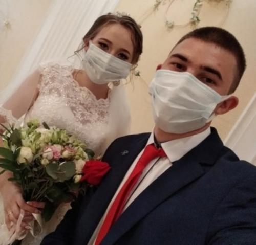Ох уж этот 2020-й со своими сюрпризами даже роспись в загсе в масках. 02