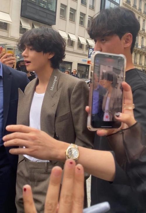Theqoo фото V из BTS в реальной жизни, посещающего показ мод в Париже. 03 Theqoo фото V из BTS в реальной жизни, посещающего показ мод в Париже. 03