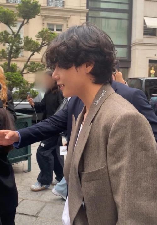 Theqoo фото V из BTS в реальной жизни, посещающего показ мод в Париже. 02 Theqoo фото V из BTS в реальной жизни, посещающего показ мод в Париже. 02