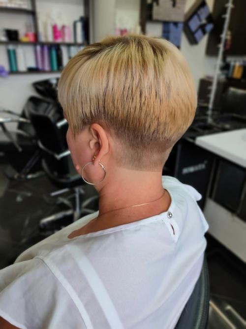 Стрижка пикси - стильный, модный и удобный выбор для женщин, которые хотят подчеркнуть свою индивидуальность и выглядеть свежо и современно. 01