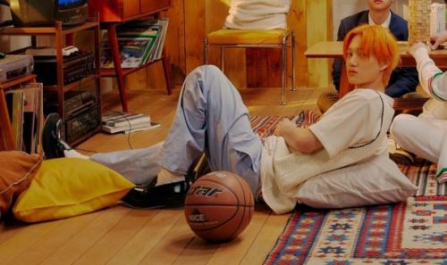 Theqoo Кай волосы в оранжевый цвет покрасил. 02 Theqoo Кай волосы в оранжевый цвет покрасил. 02