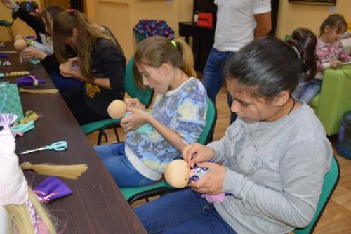 Куколка своими руками- такой благотворительный мастер класс, приуроченный ко дню защиты детей, прошел в музейно - выставочном комплексе РКДЦ. 03