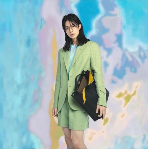 Ли донук сменил свой образ: теперь в тренде длинные волосы! 01