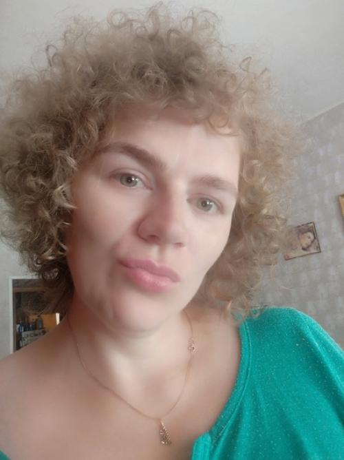 Погода иногда вносит коррективы не , внимание, только в планы, настроение, но и причёску. 01