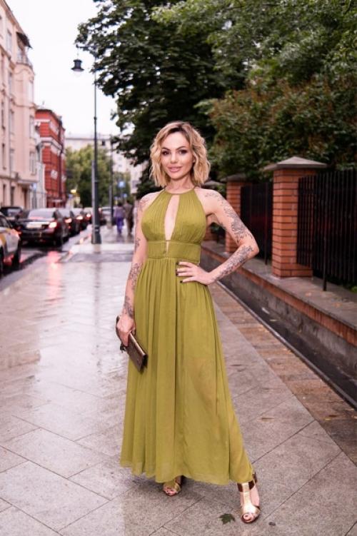 Как бы стремительно не менялась палитра модных цветов за последние несколько сезонов, зелёный цвет в ней все же остается неизменным. 02