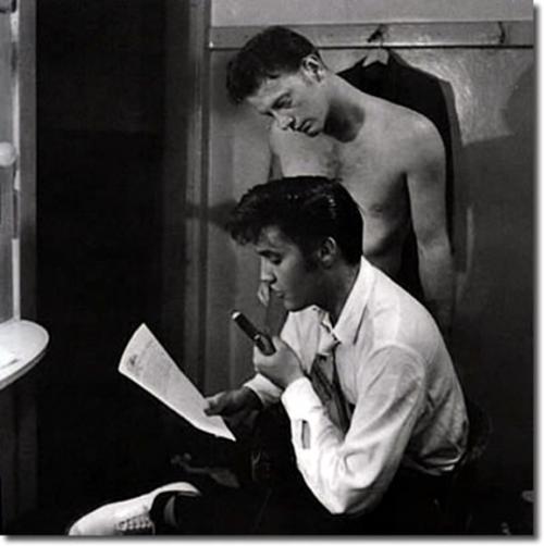 Он был хорошим парнем, даже если он выглядел немного не к месту в море детей с короткими стрижками и розовыми скальпами. 01