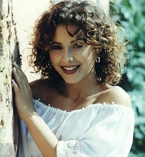 Тогда и Сейчас: Ани Лорак после похудения сделала себе прическу, как в юности. 01