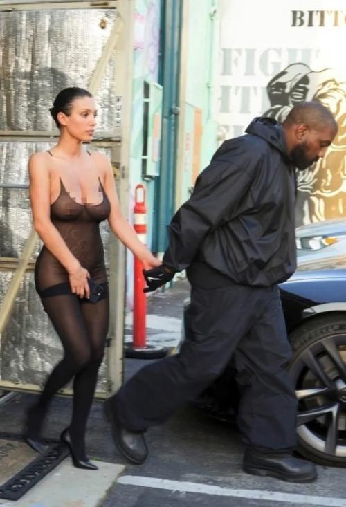 Бедной стыдно аж промежность прикрывает голую. 02