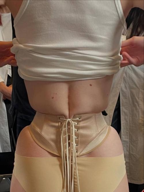 Высокая мода требует жертв: модель Палина зави показала, как выглядит корсет, в котором она вышла на показе Maison Margiela в Париже. 02