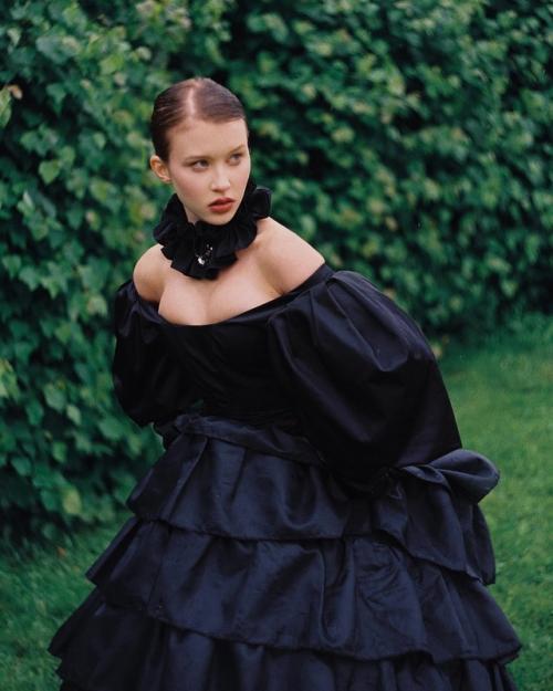 16-Летняя Анна пересильд делится новой фотосессией в образе роковой дамы в пышном платье с декольте. 02