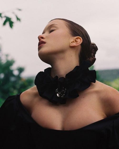 16-Летняя Анна пересильд делится новой фотосессией в образе роковой дамы в пышном платье с декольте. 01