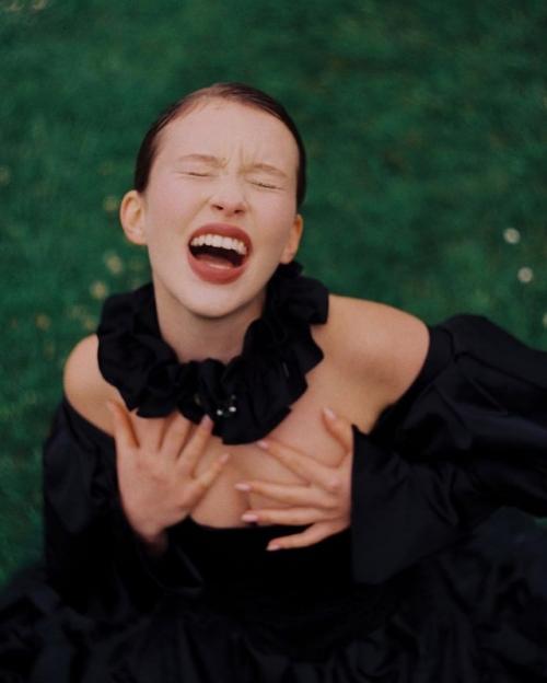 16-Летняя Анна пересильд делится новой фотосессией в образе роковой дамы в пышном платье с декольте. 06