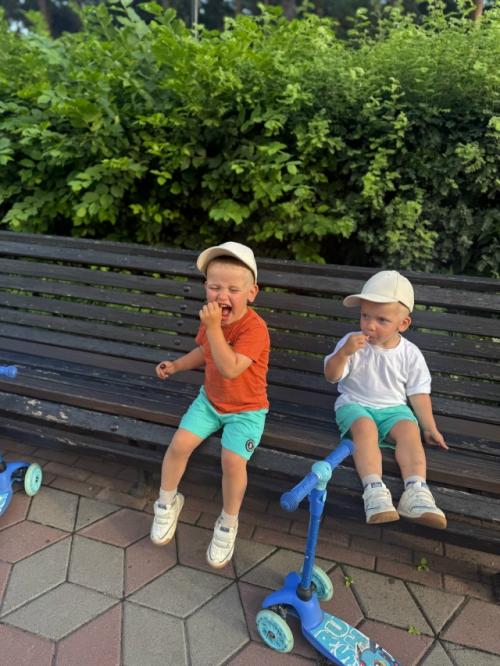 Когда родители отвели двойняшек на модную стрижку, а после вы сидите довольные и кушаете чупа - чупс. 04