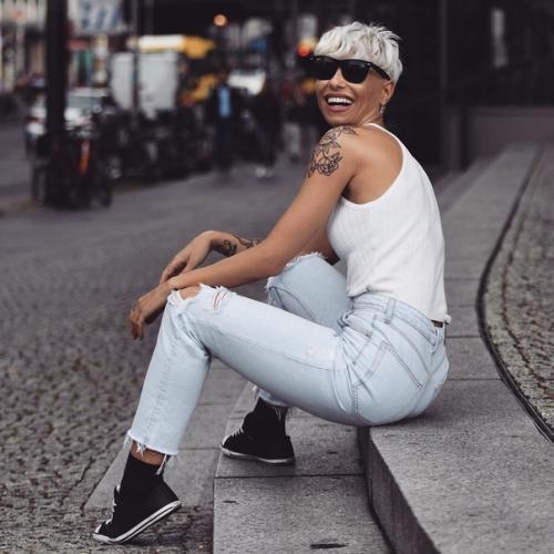 Оцените ее образ от 1 до 10. 01