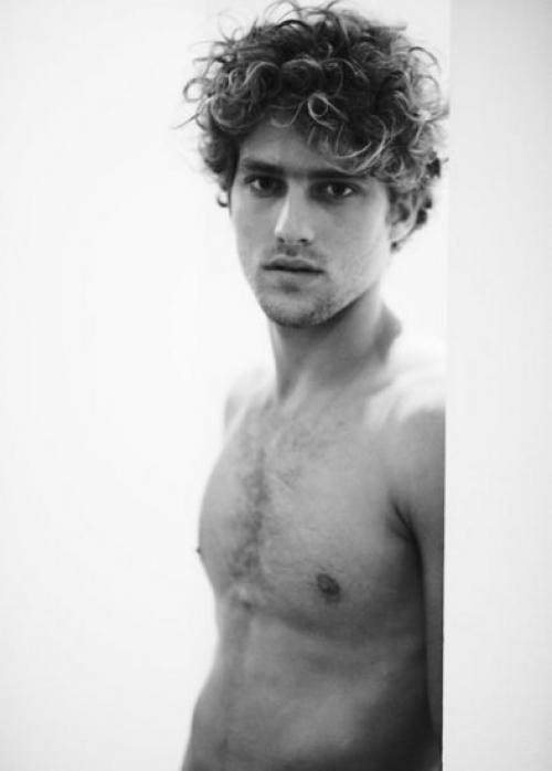 Невозможногонет. Позднийэкспресс. Вик занят ноутбуком, а Надя пытается делать вид, что занята конспектом. 01