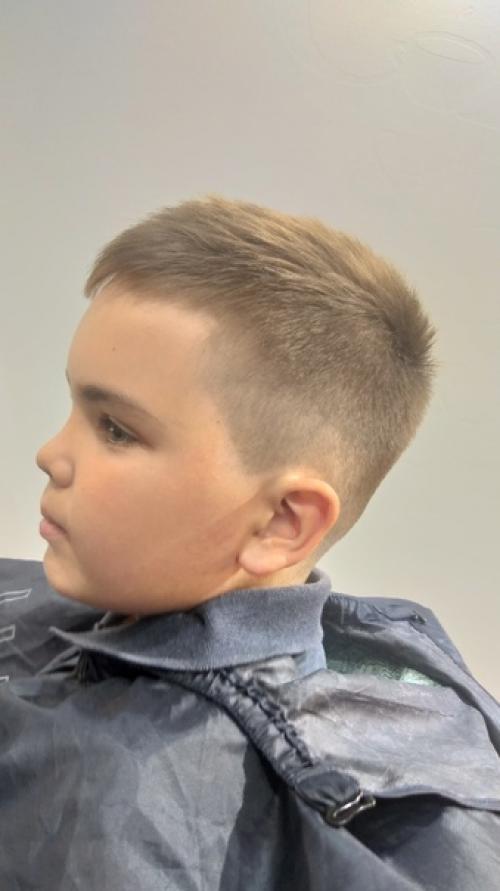 Маленький модник перед камерой позирует. 01