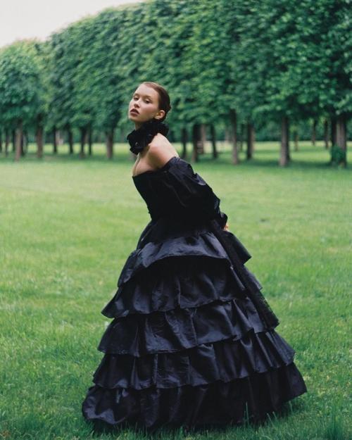 16-Летняя Анна пересильд делится новой фотосессией в образе роковой дамы в пышном платье с декольте. 05