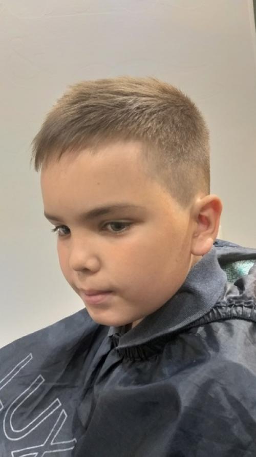 Маленький модник перед камерой позирует. 02