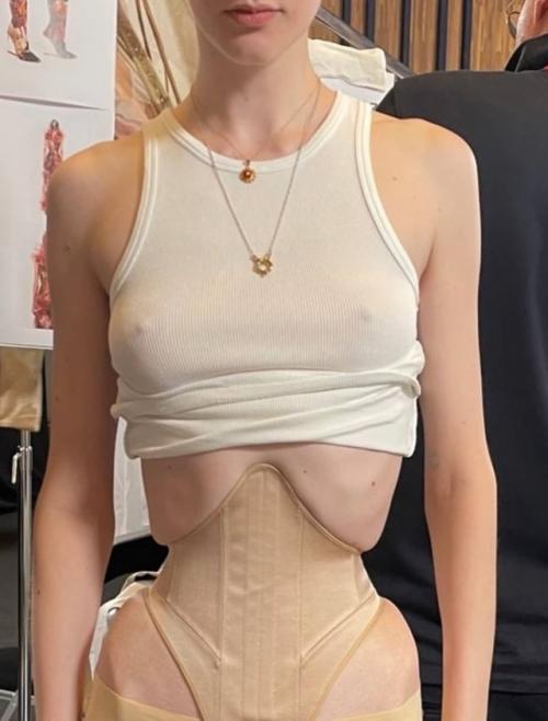 Высокая мода требует жертв: модель Палина зави показала, как выглядит корсет, в котором она вышла на показе Maison Margiela в Париже. 01