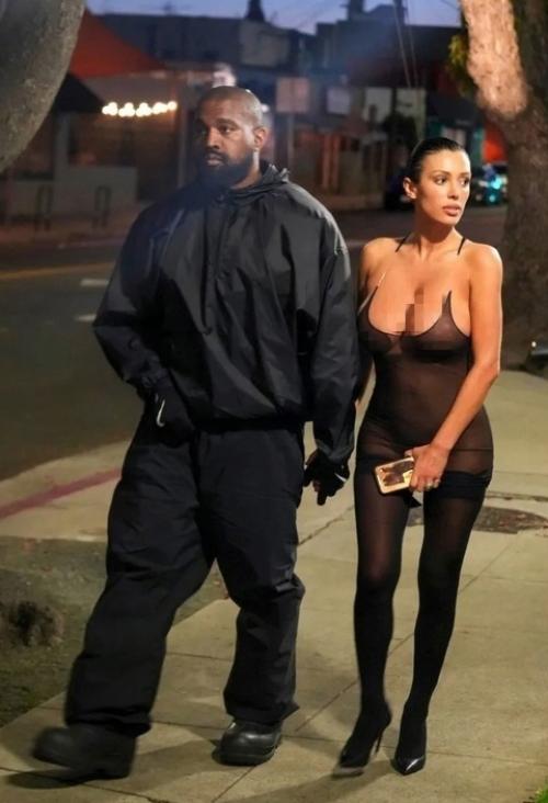 Бедной стыдно аж промежность прикрывает голую. 04