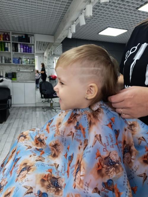 5 минут детской тишины выглядят страшно, особенно, когда ребенок нашел парикмахерские ножницы. 03