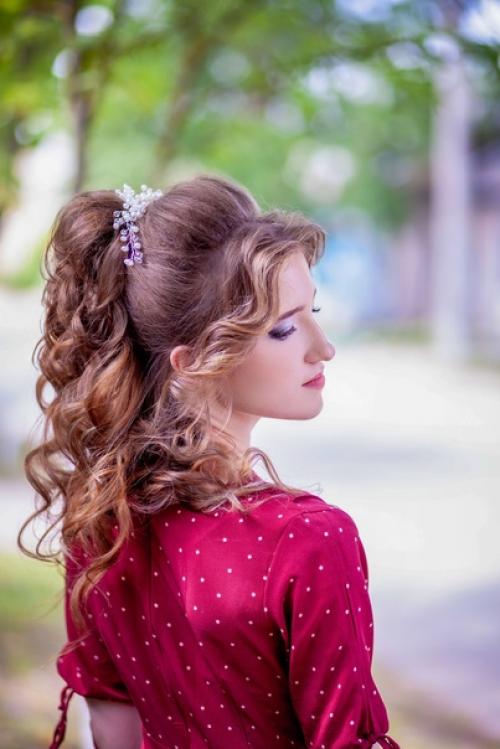 Забыла вам показать, одну особую выпускницу. 02