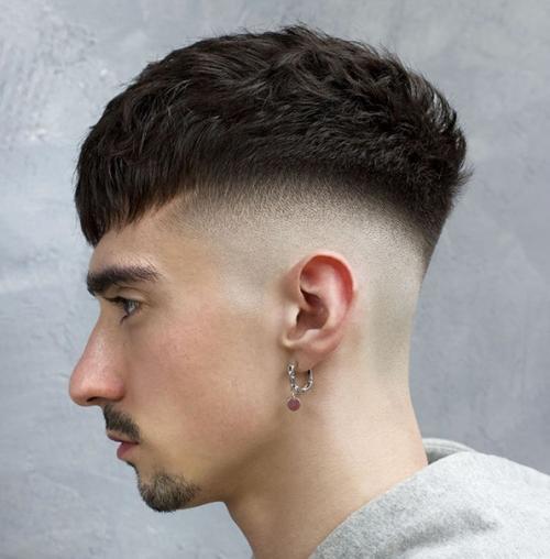 Модные мужские стрижки играют важную роль в создании образа в сезоне 2023-2024. 03 Модные мужские стрижки играют важную роль в создании образа в сезоне 2023-2024. 03