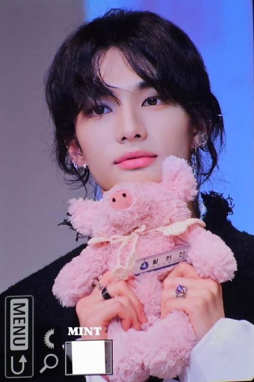 100824: хёнджин действительно красивый. 02 100824: хёнджин действительно красивый. 02