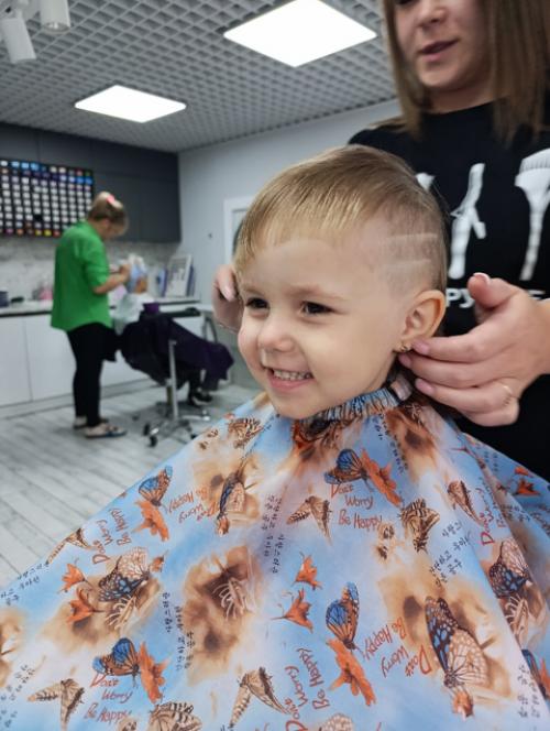 5 минут детской тишины выглядят страшно, особенно, когда ребенок нашел парикмахерские ножницы. 04