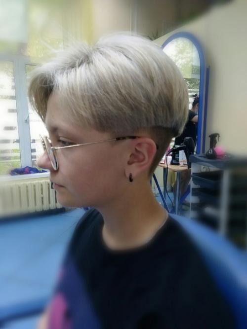 Красивые и стильные стрижки для девочек всегда были неотъемлемой частью модного образа. 03