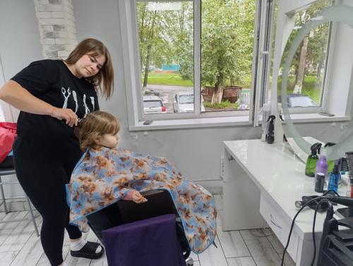 5 минут детской тишины выглядят страшно, особенно, когда ребенок нашел парикмахерские ножницы. 01