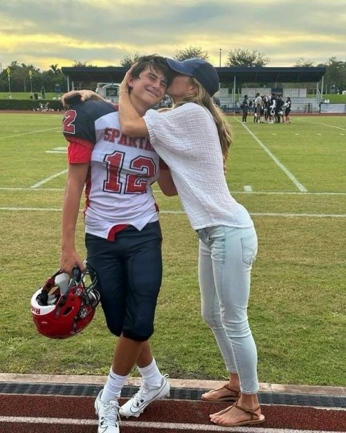 Жизель бюндхен показала фото с 6-месячным сыном Ривером от бойфренда, тренера по джиу-джитсу Хоакима Валенте. 02