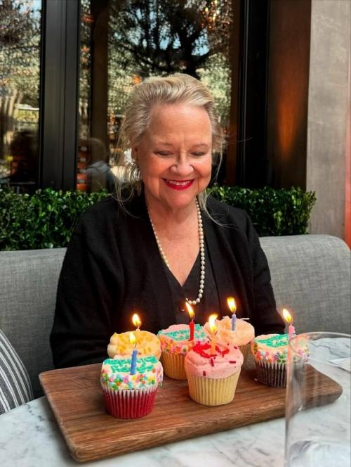 Риз уизерспун показала свою маму, которой исполнилось 77 лет. 01