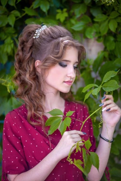 Забыла вам показать, одну особую выпускницу. 01