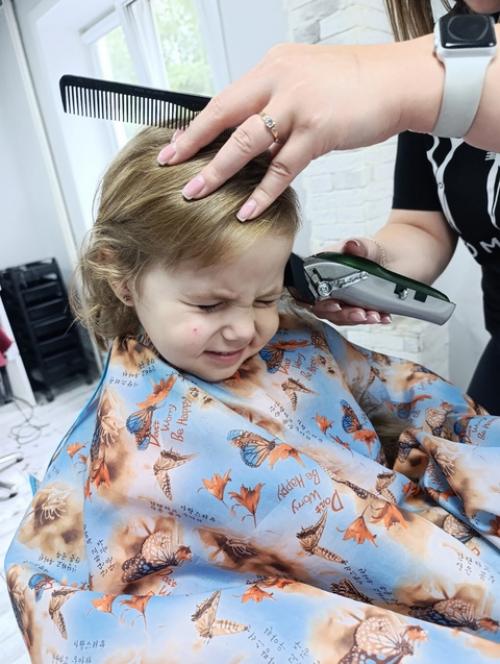 5 минут детской тишины выглядят страшно, особенно, когда ребенок нашел парикмахерские ножницы. 02