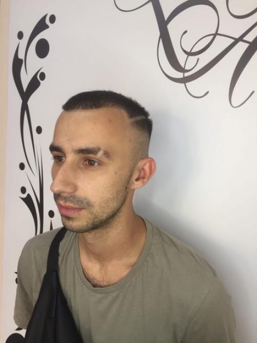 Очень модная тенденция в мужских стрижках - выбритая полоска. 01