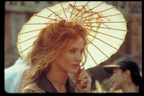 Кэмерон диаз дебютировала в кино в 1994 году - и её первым фильмом стала культовая Маска с Джимом Керри, которая сразу превратила её в звезду. 06 Кэмерон диаз дебютировала в кино в 1994 году - и её первым фильмом стала культовая Маска с Джимом Керри, которая сразу превратила её в звезду. 06