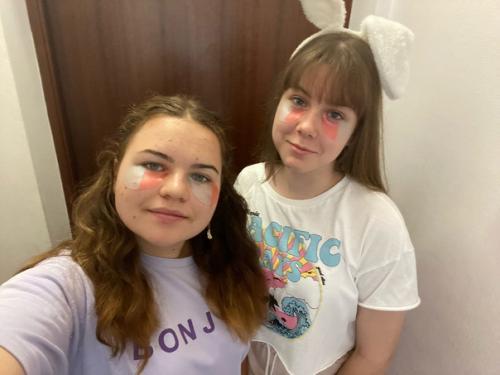 Знакомьтесь, это Иришка - наша самая лучезарная, застенчивая и милая коллега. 02