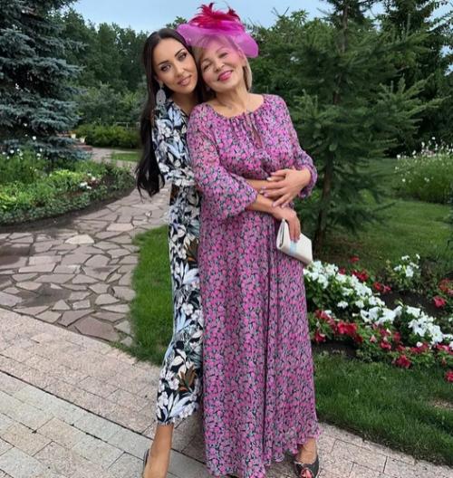 Кокетливая шляпка с вуалью и платье с цветочным принтом: Алсу снялась с красавицей - мамой в ее личный праздник. 01 Кокетливая шляпка с вуалью и платье с цветочным принтом: Алсу снялась с красавицей - мамой в ее личный праздник. 01