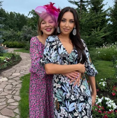 Кокетливая шляпка с вуалью и платье с цветочным принтом: Алсу снялась с красавицей - мамой в ее личный праздник. 02 Кокетливая шляпка с вуалью и платье с цветочным принтом: Алсу снялась с красавицей - мамой в ее личный праздник. 02