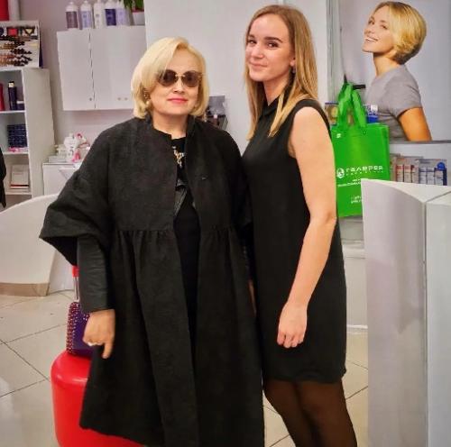 Сложно узнать надежду кадышеву в обычной жизни - певица без концертного костюма и грима. 03