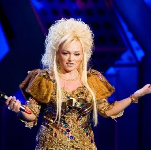 Сложно узнать надежду кадышеву в обычной жизни - певица без концертного костюма и грима. 01