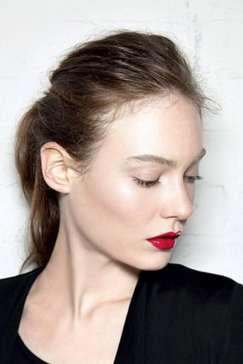 В этом сезоне дизайнеры продолжают развивать уже известную нам тенденцию максимально естественного образа. 02 В этом сезоне дизайнеры продолжают развивать уже известную нам тенденцию максимально естественного образа. 02