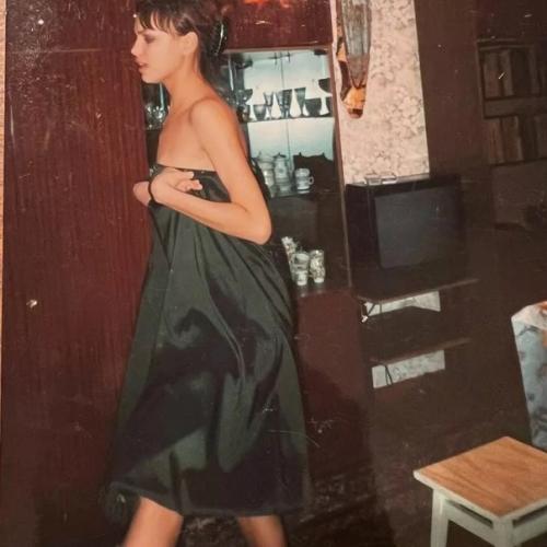 Жила скромно, как все: Ирина шейк показала редкие кадры из своего советского детства. 01