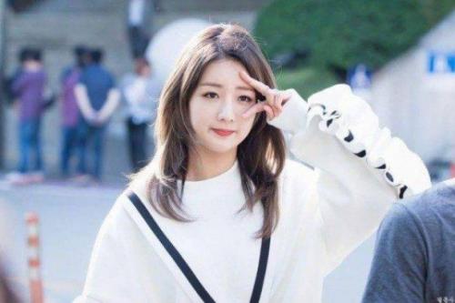 Home Корея пользователи сети критикуют боми из Apink за то, что она копирует прическу как у Сюзи. 02