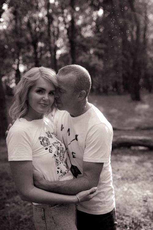 Совсем недавно наша семья отмечала годовщину свадьбы и нам очень хотелось запечатлить на фото совместно прожитые годы. 03